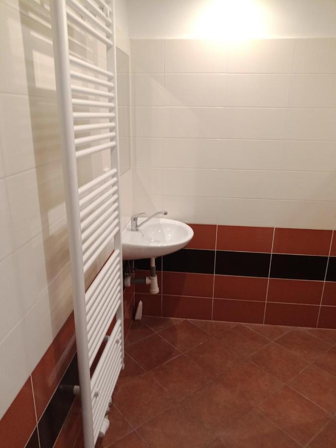 Apartman Obecni Hostinec Provodov (Hradec Kralove) Eksteriør billede